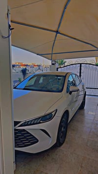 Qin plus 2025  داخل ابيض  ماشيه عشحن 3500  وعلى البانزين 3500 مكفوله  ...