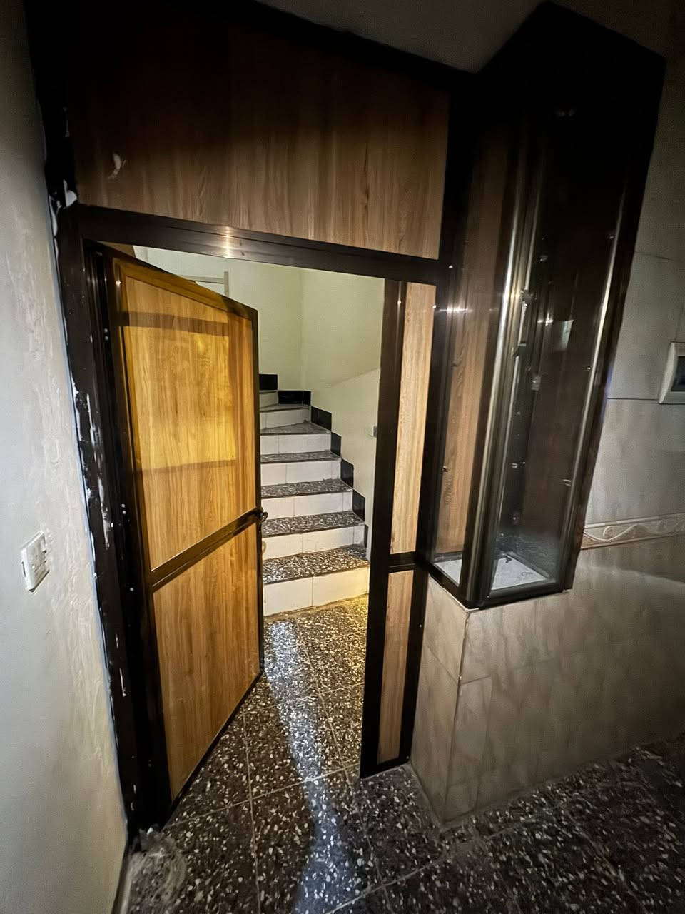 مشتمل للبيع  في البنوك حي التربية

المساحه 64 م
واجهة 8 م النزال 8 م 

يحتوي على غرفتين نوم واستقبال ومطبخ وخدمات 

للاستفسار مراجعه مكتب ارض الرافدين للعقار

*********** محمد خالد
