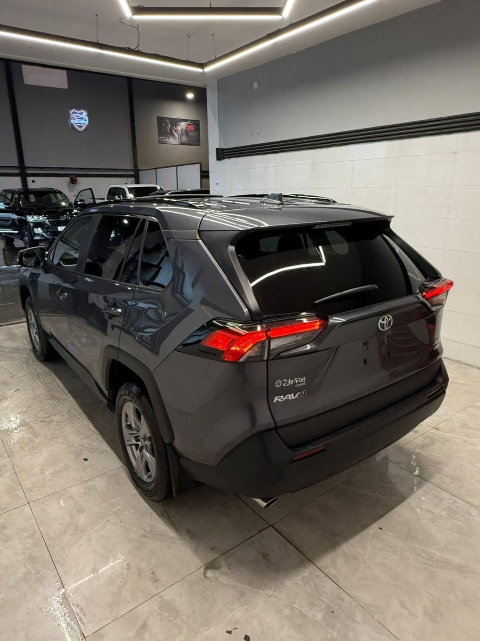 🚗 تويوتا راف فور 2024 فئة XLE –
ماشيه 10 الاف بدون صبغ بدون ارباك 
🔹 المحرك:
محرك 4 سلندر سعة 2.5 لتر، قوي وعملي بنفس الوقت، صرفية بنزين اقتصادية وتناسب الاستخدام اليومي والسفر.

🔹 الدفع:
نظام دفع رباعي دبل

🔹 المواصفات الداخلية:
داخلية مريحة ومرتبة، شاشة وسطية مع نظام آبل كاربلاي + أندرويد أوتو، تحكم من المقود، تكييف ممتاز، ومساحة واسعة للعائلة.

🔹 الأمان:
نظام أمان متكامل من تويوتا (Toyota Safety Sense)
مثل: رادار أمامي، تحذير مغادرة المسار، مثبت سرعة ذكي.
بدون صبغ فقط جاملغ سكن تعديل بارد وشويه داخل

✨ بدون رقم تترقم جميع محافظات كردستان 
السعر : 235 وبيها مجال 
المكان اربيل📍
📞***********
