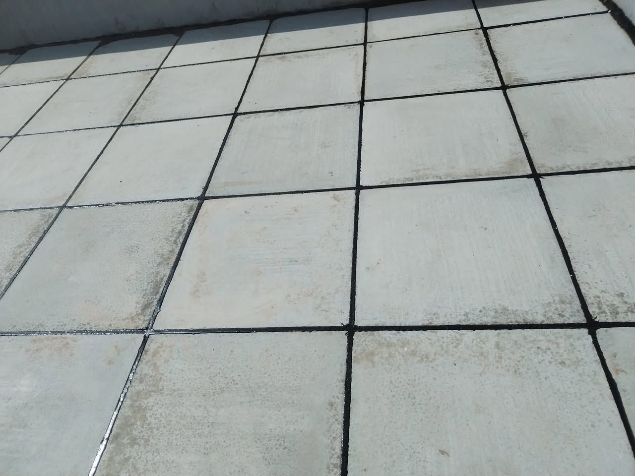 عمل كادرنا لترميم السطوح واعادة الماستك وعمل جميع العوازل السطحية
***********
