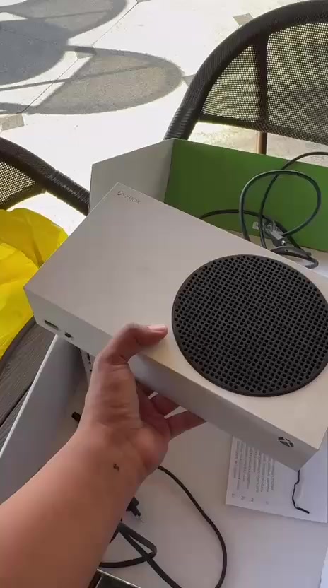 سلام عليكم ، سيريس اس 512 ذاكره كل ملحقاته الاصليه موجوده مثل ما تشوفون بالصور وبي شويه حسابات العاب ماشي بيها استخدام كلش قليل وجهاز نظيف رايده ب 320 وبي مجال
مكاني بغداد 
رقمي ***********
