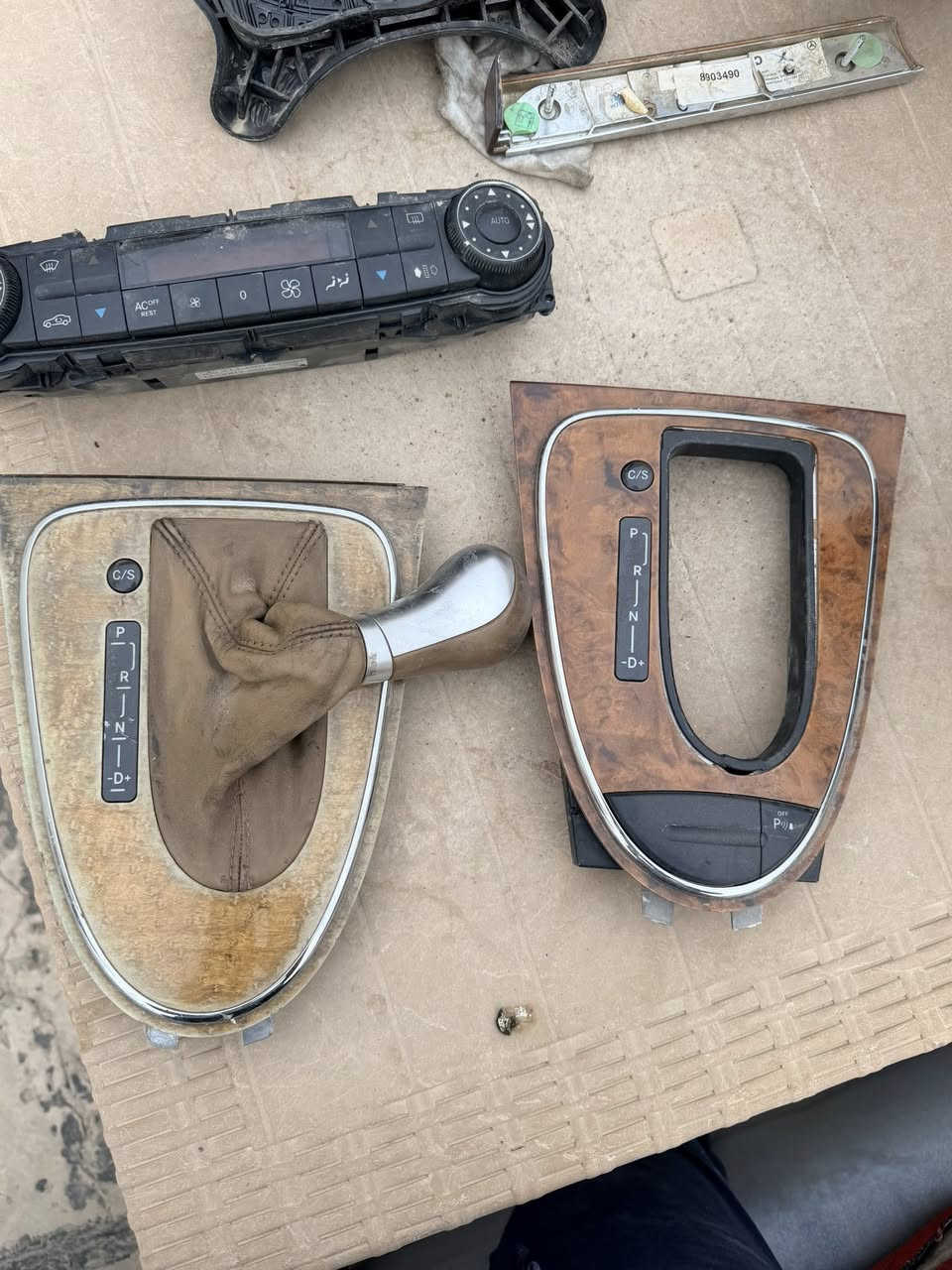 سلام عليكم غراض w221 كل موديلات يرهم بسعر التراب  1_صاجة كير هيه واليدة ب 15 الف وصاجة اللخ ب 10 
تحكم تبريد كامل وشغال ل 30 و3_ دركة هيه والايرباك والتحكم ب 35 الف 
كشن مال سايق ب 10 الف
جامات مال مازدات30 الف ما تحتاج جلي ولا تنظيف مابيها كسر 
كشن خلفي كامل هوه والحزام الامان ب 25 الف 
كفر مال بردة خلفية ب 10 
فرس خلفي ب 10 
بطاين كاملة ب 30 الف كلهن ام ايرباك
المكان بغداد زيونة  ***********
