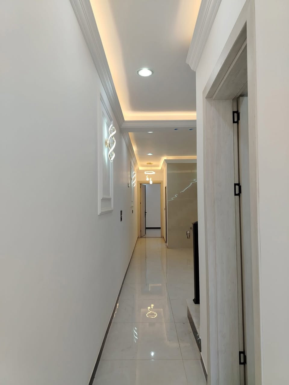 دار للبيع 🏠
بِسْمِهِ تعالى

دار للبيع
بمساحة 100 متر مربع
واجهة 5 م × نزال 20 م

📍 حي الجهاد – الديوان – قرب مدرسة الأصيل

بناء وتشطيب حديث (2025) ✨

الطابق الأرضي:
• صالة معزولة ذات مدخل خارجي وداخلي
• مطبخ
• منور لغرض الإضاءة
• غرفة نوم
• حمام

الطابق الأول:
• غرف نوم عدد 2
• حمام

للاستفسار:
يرجى الاتصال بالرقم
📞 ***********
