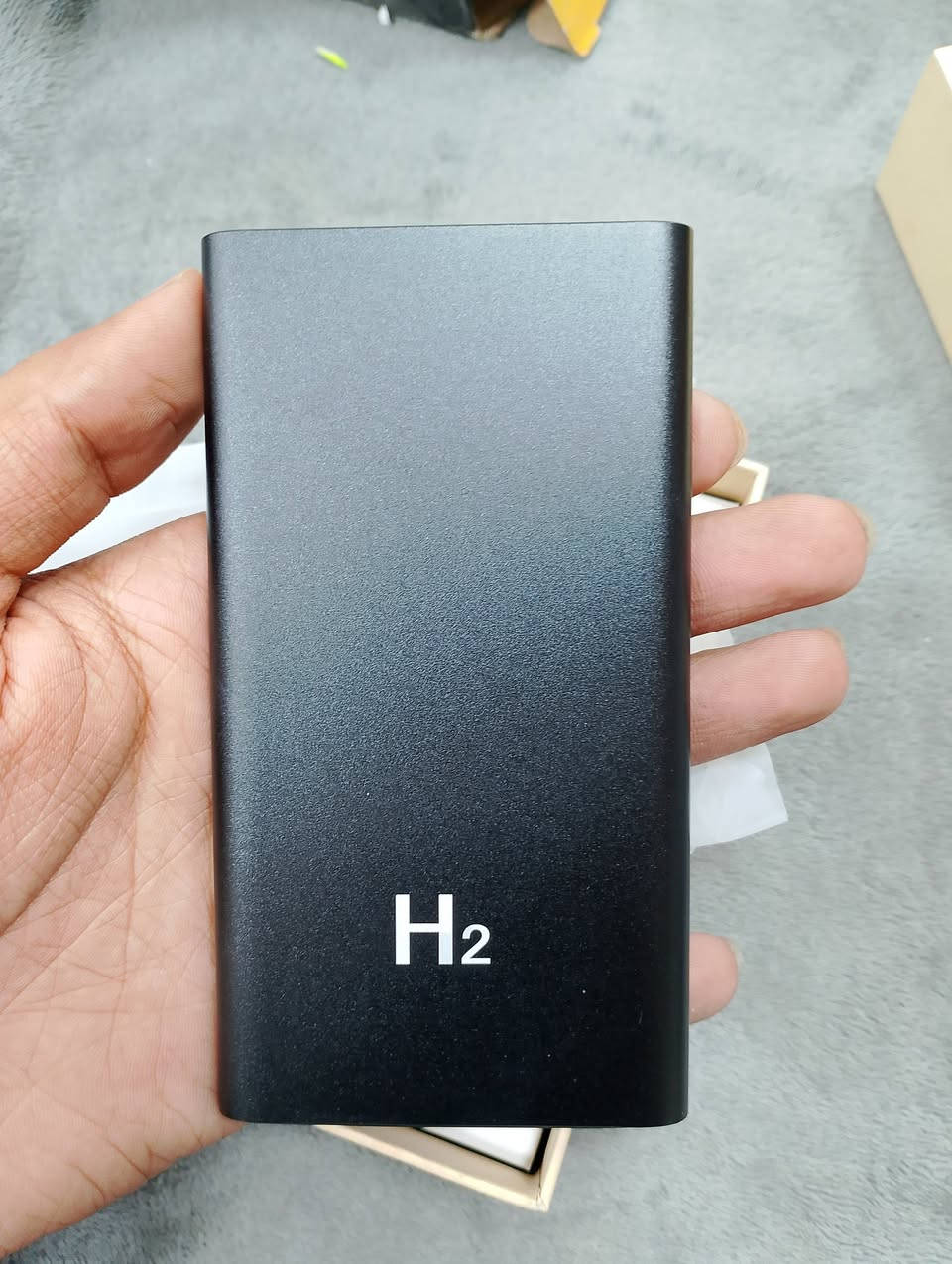 كاميرا سرية
يعمل كشاحن متنقل للأجهزة الإلكترونية وكاميرا لتسجيل الفيديو والصوت في آن واحد. 
دقة الفيديو: يسجل بدقة عالية تبلغ 1080 بكسل (1080P). 
سعة البطارية: يحتوي على بطارية بسعة 5000 مللي أمبير في الساعة. 
الرؤية الليلية: مزود بمصابيح تعمل بالأشعة تحت الحمراء للرؤية الليلية والتصوير في الظلام. 
يوجد توصيل لجميع المحافضات 🛵 
***********
