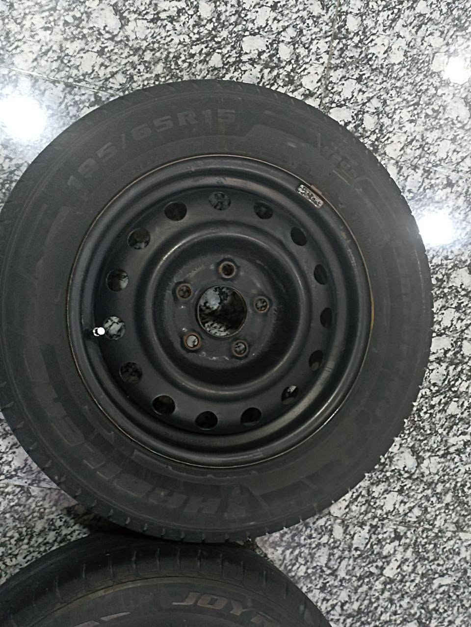 السلام عليكم
للبيع او المراوس
تخم ويالة وتايرات 
حجم15
الويالة صناعتهن كورية
مكفولات من أي عواج او فطر
ومصفرات بلنص

التايرات قياساتهن
195/65/15
نظافتهن80%
مثل ماواضحات بالصور
لسيارات: 
صول
النترا
سوناتا
اوبتما
السعر200وبيهن مجال
العنوان بابل
الرقم بي واتساب: 
***********
