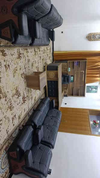 يا الله 
السلام عليكم ورحمه الله وبركاته 
اثاث مكتبي رئاسي  درحى ممتازه
طول الميز 225سم  مترين وربع
عدد المقاعد 8مقعد 
كرسي دوار.   وملحقاته 
العنوان كربلاء طريق بغداد كربلاء عمود 186
للاستفسار ***********
