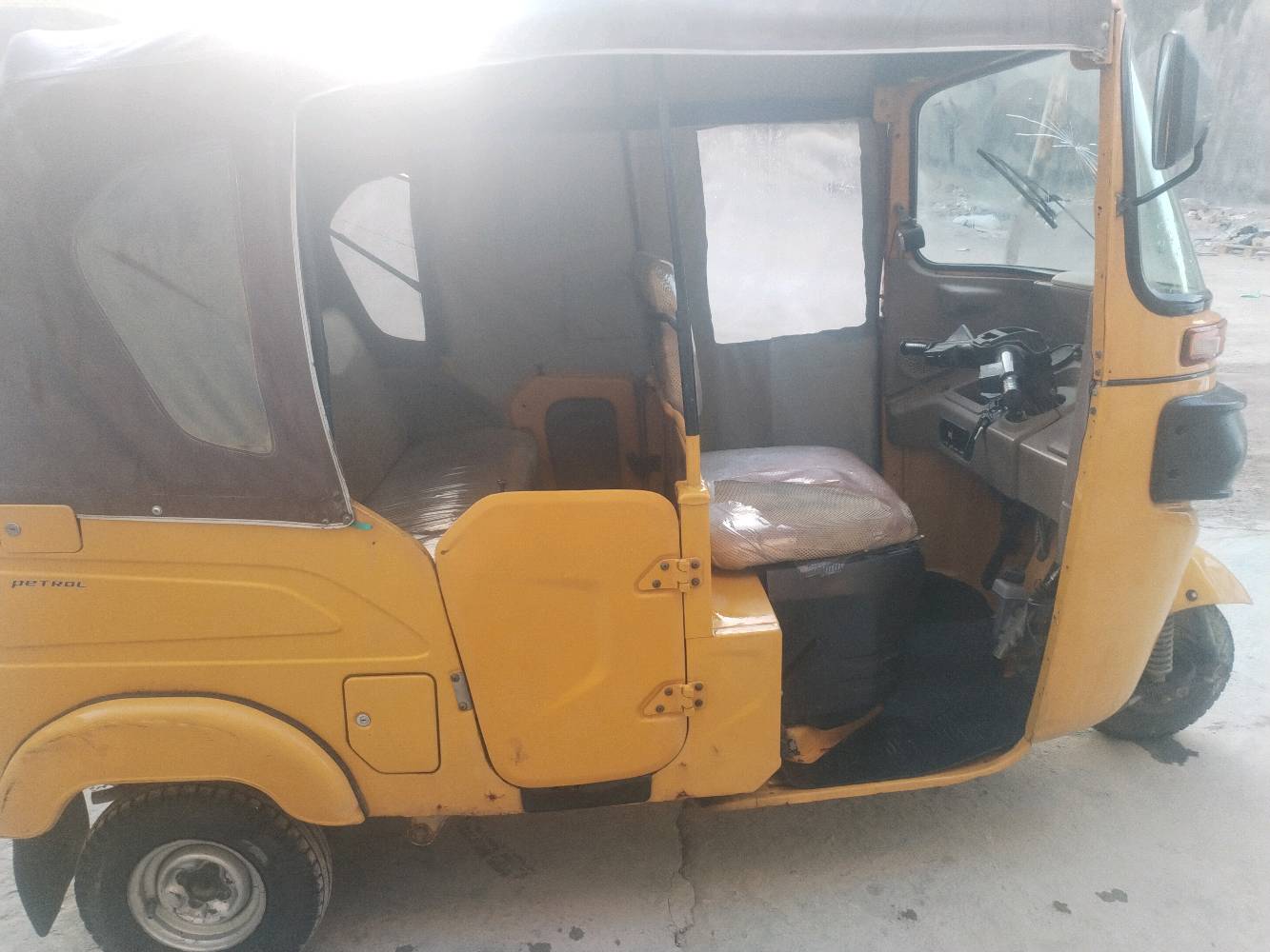 تكتك موديل BAJAJ RE، اللون أصفر، بحالة جيدة مع باب منزلق وجدران جانبية شفافة. ممتاز للتنقل داخل المدينة، اقتصادي في استهلاك الوقود ومناسب للمسافات القصيرة. للإستفسار والمعاينة الرجاء التواصل عبر الرسائل.