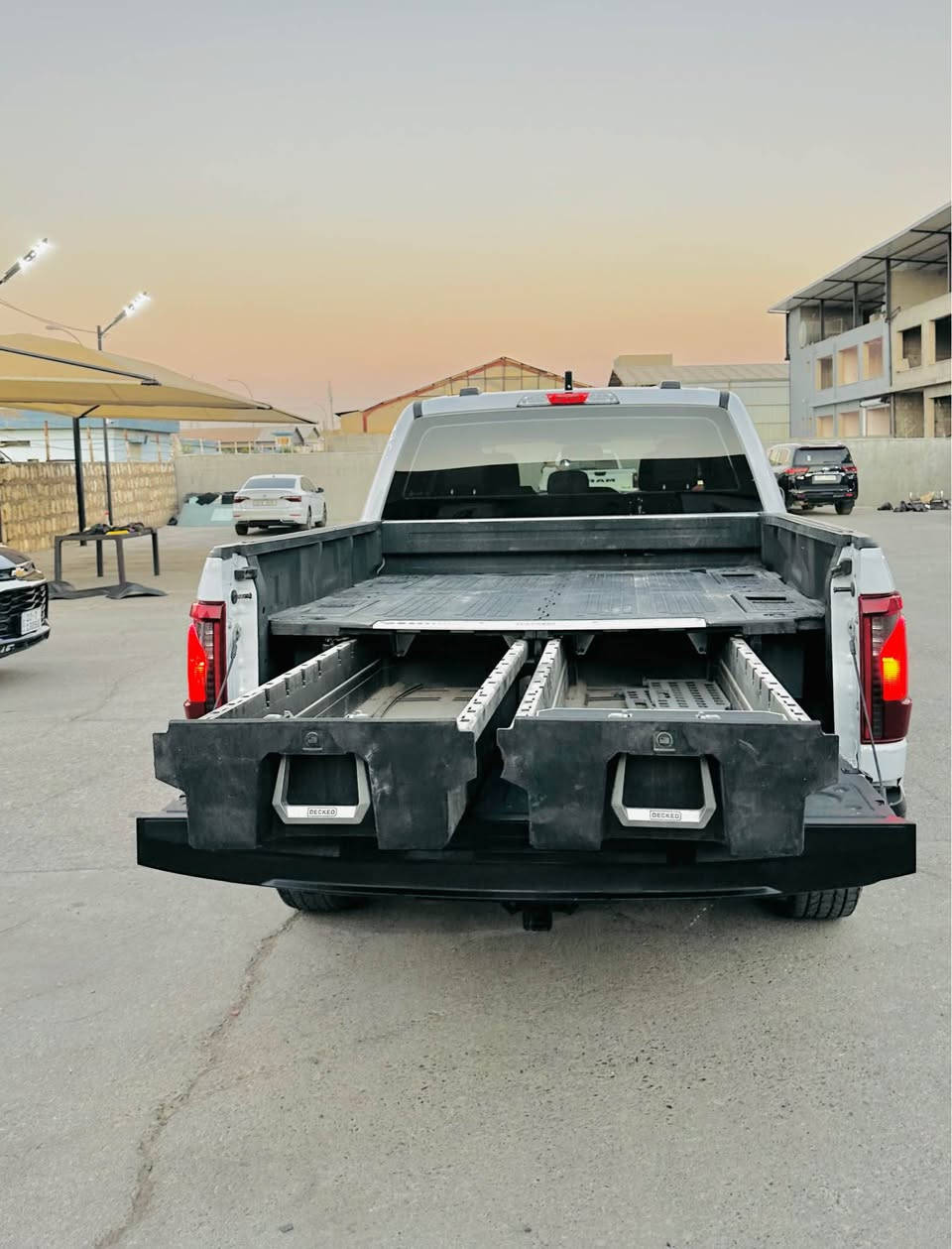 فؤرد 2024 FORD F-150 XL مواصفات XL شاشه ئايپادي گه وره گيچ ئه ليكتروني رادار پيش و پشت خه تي جاده  ده بل ئه كسل  4X4 سياره كه پيش كپس بي ارباگ لايت ليد چوار حه دسه  كاميرا حه ساس 29  هه زار رويشتيه 8پستن AWD بس ربع درگاي پيش سبغ يك درگا بيلادي گير مكينه دبل اكسل راديته ر به رد هه موو به شه رت بيلادي سعر 299 هندك مجالي تيدايه.                     
رقم شانصي 1FTFW1L52RKE84437
                                                                                  رقم  واتساب ***********
*********** أربيل, العراق
