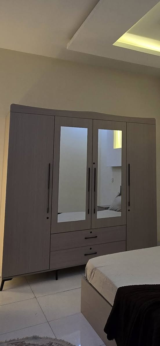 غرفة نوم جديده ما مستخدمه اخذتها من دار هوم ب10 اوراق  ابد ما مستخدمه صار عندي سفر واريد ابيع اثاثي كله اريدها ب7 اوراق جديده تجنن 5 قطع كوالتي عالي جداً تعرفون اثاث دارهوم بعد يجنن للتواصل واتس ***********
