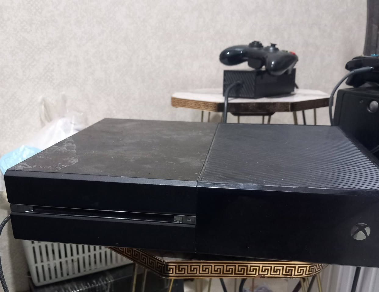 اكس بوكس ون فات نضيف وشغال وجهاز سريع ويا جوستك واحد وشفتات الفوك مكسورة فقط بس الجوستك شغال وسريع رايدة ب 150 وبي مجال للشراي تجي تفحص وتاخذة ما عندي توصيل مكاني الدورة متواجد ع فيس وع واتساب ***********
