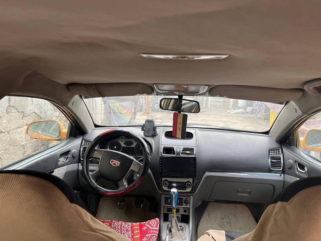 سلام عليكم سياره ام كراند موديل 2014 سياره جهازه كير ومكينه شرط حداديه 70/100 سنويه 2027 بعده ما منتهيه تبريد شغال ثلج مصفره غرمات وبديهه شوف العين كهربايات كله شغال رقم بصره الاماني رعيهه موجود شرط التحويل  رقمي سعر 28 وبيها مجال *********** فقط واتساب مكاني البصره
