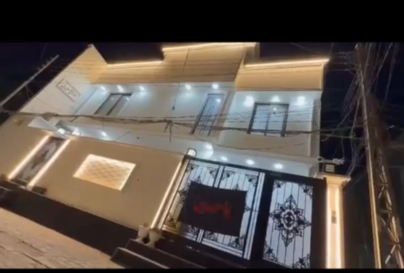 اللهم صلي على محمد وال محمد اخوان بيت للبيع بناء درجه اولى  المساحه 150 م يتحتوي ع 4 غرف نوم و4 صحيات وصاله عدد 2 ومطبخ عدد 2 واستقبال وبيتونه كبيره وسطح عدد 2 وحديقه ومنور البيت يباع مع الاثاث يصلح سكن اما حسينيه لزوار الموقع كربلاء نفق العباس قرب المحافظه اي  ستفسار ع واتساب ***********صور البيت والسعر
