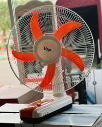 مروحة شحن • ١٦ بوصة • ضوء ليلي