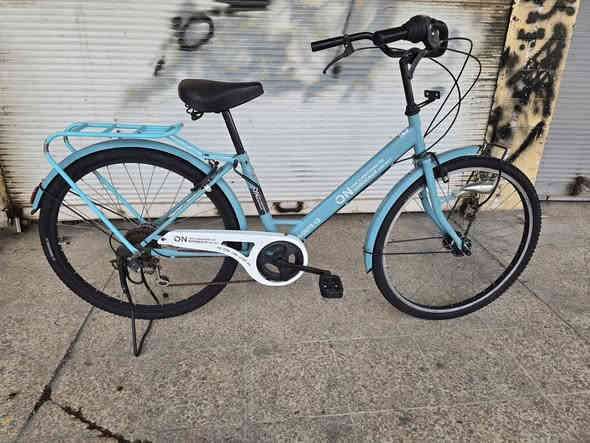 كل ما هوة مميز وجديد😍
بايسكل عبدالحليم 26 تاير جبلي 
بالة غير مستخدم 
لون مميز ونضافة فول 
كير 6 دينمو حساس بل ويل
سعر 135 عنوان موصل الايمن
***********
