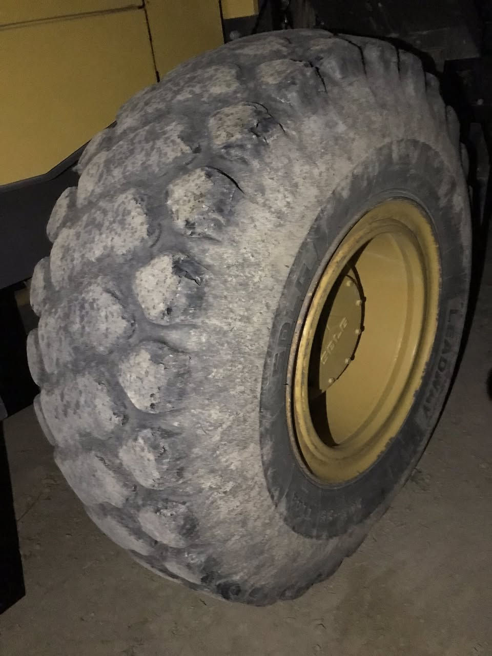 تخم تاير حجم 20.5/25
يرهم ع شفل حجم ٨٠و شفل ٤٦صيني 

تخم كامل مع سفيفه +جوب شرط كوري 

عنوان ذي قار قضاء الرفاعي 

***********سجاد حميد
