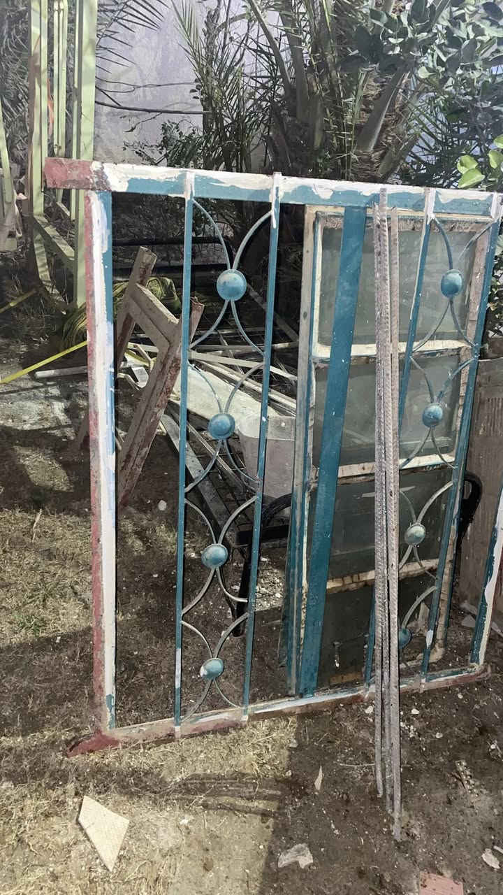 السلام عليكم متوفر للبيع مستخدم نضيف حديد ثقيل مو معاد
‏١- شباك ٦ طلاگات مع هوائية  حديد درجه اولى عدد ١ ارتفاع ١٤٠ في ٣ م
‏٢- شباك ٤ طلاگات ارتفاع ١٢٠ في ٢م عدد ١
‏٣- باب مطبخ مزجج ارتفاع ٢١٠  في ١م عدد١
‏٤ـ باب كلدور ارتفاع ٢١٠ في ١٢٠ بدون ملبن عدد١ 
‏٥- باب حمام ارتفاع ٢م في ٩٠ عددا
‏
‏ ‏للاستفسار الاتصال 
***********

