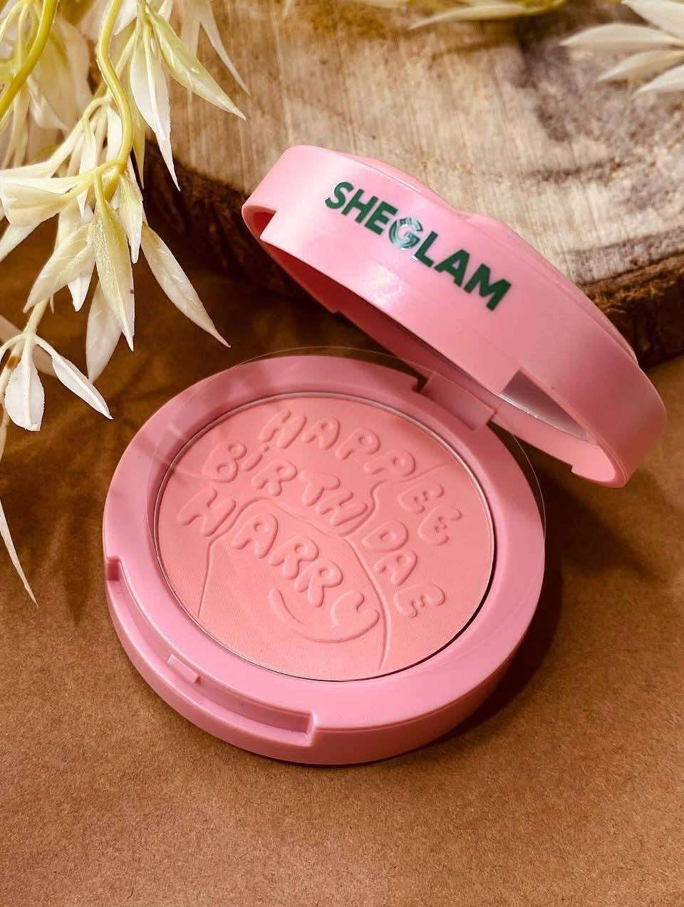 🪄🎂 Sheglam × Harry Potter
Happy Birthday Blush 🎂🪄

بلشر سحري مستوحى من عيد ميلاد هاري بوتر ⚡️
يجمع بين الجمال والخيال بلمسة أنثوية ناعمة ✨

🌸 المميزات:
✔️ لون طبيعي يضفي حيوية على الخدود
✔️ قوام ناعم وسهل الدمج
✔️ ثبات جيد بدون تكتّل
✔️ مناسب للّوك اليومي والمناسبات

🎨 النتيجة:
خدود مورّدة بإشراقة لطيفة وكأنها لمسة سحر 🪄💕

.
.
.
السعر : 4 الاف


**إذا كنت صاحب هذا الإعلان وتريد حذفه لأي سبب، رجاءا أرسل رسالة إلى الدعم الفني**