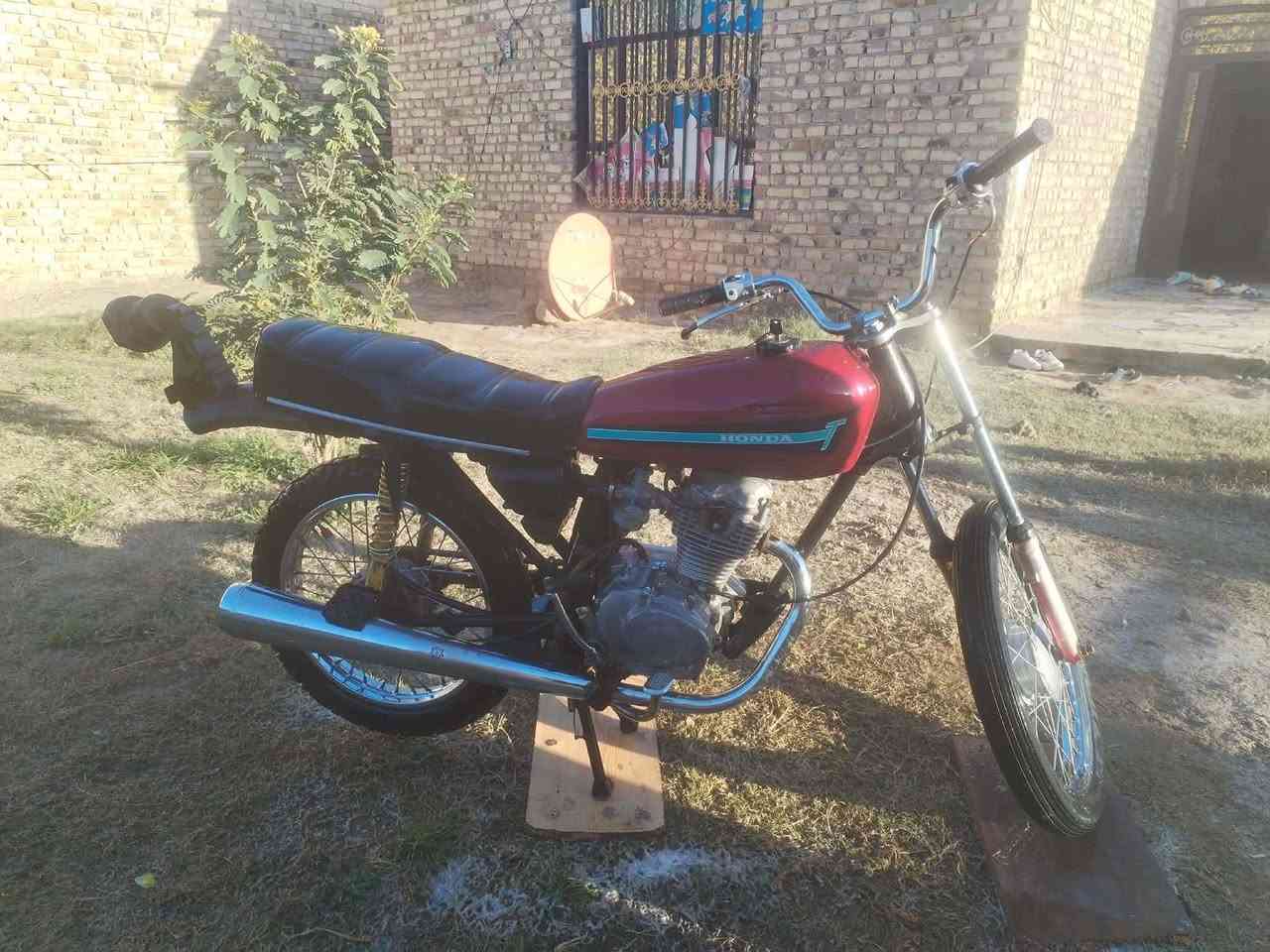 سلام عليكم دراجة لبيع نامة كلك نضيفة سعر 300و 50 وبية مجال  رقم لهاتف *********** مكن دوانية قضا لسدير
