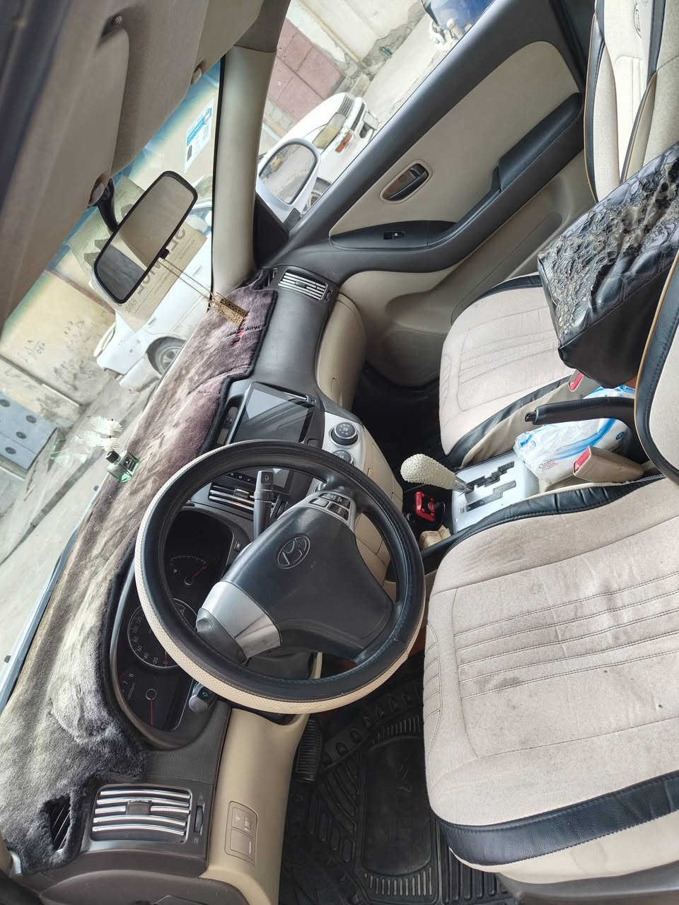 السلام عليكم انتر مقدس للبيع 2011بيها أربع قطع رقم اربيل جديد سنويا جديده كاربون بانزين بيها سياره جاهزه محرك 16 دكشن ناصي السعر 98 وبيها مجال اي استفسار اتصال ***********
