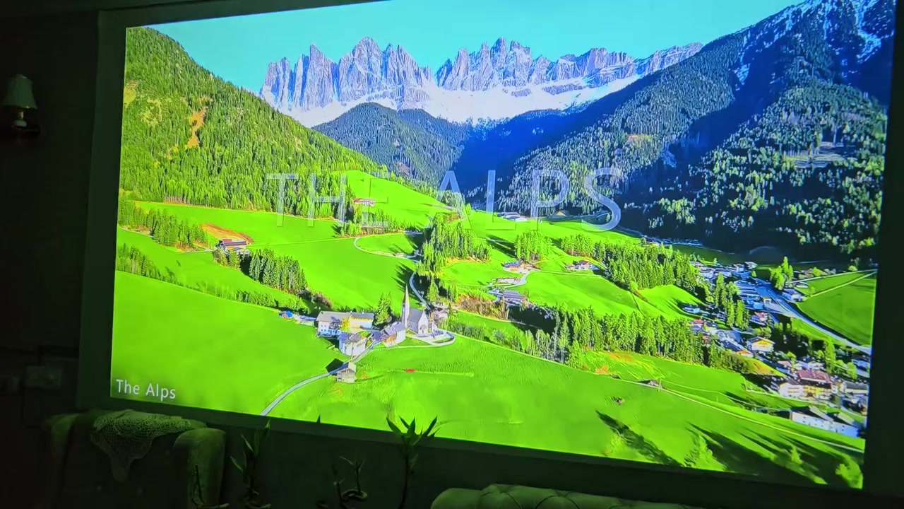 هذا الجهاز هو جهاز عرض (Projector) من العلامة  TouYinger، ويتميز
بالمواصفات التالية:

السطوع: 2000 شمعة ANSI.

حجم صوره 300 انج اي ما يقارب ٦ متر 

الدقة: دعم تشغيل محتوى بدقة 4K.

نظام التشغيل: Android 12.0 مع ذاكرة 2 جيجابايت ورام 32 جيجابايت.
YouTube   Netflix  سينمانا  سوق بلي

الصوت: مكبرات صوت مدمجة بقوة 15 واط × 2.

الميزات: تصحيح تلقائي للصورة (Automatic Correction).
الوان مشبعه
جميع الاجهزه جديده غير مستخدمه مع ضمان للجهاز
للحجز والاستفسار واتس اب
***********
