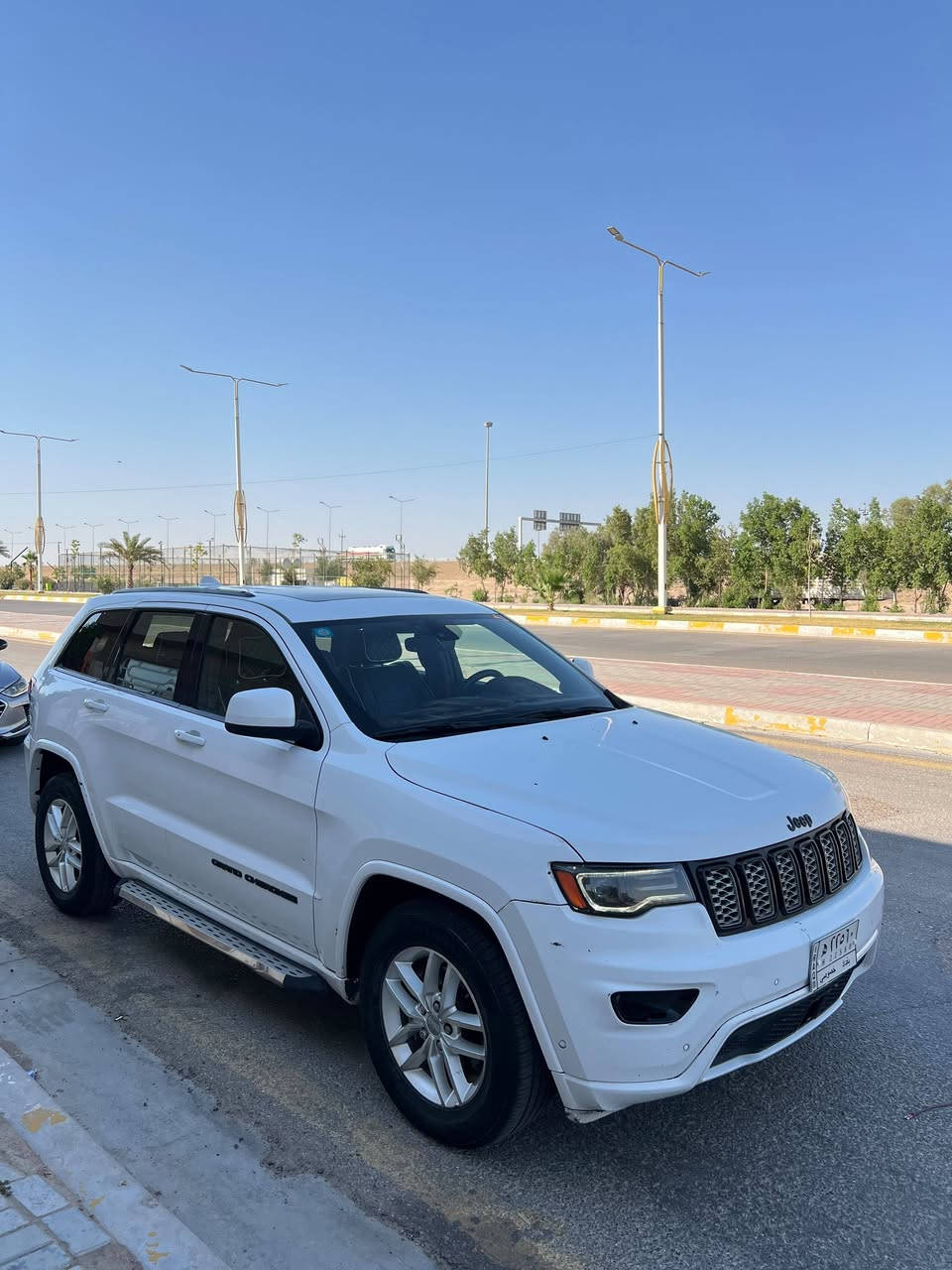 جيب گراند شيروكي ٢٠١٧ بغداد تبديل جاملغ وبنيد وصبغ بابين السائق واللي وراه مراوس براف فور 
*********** واتساب

