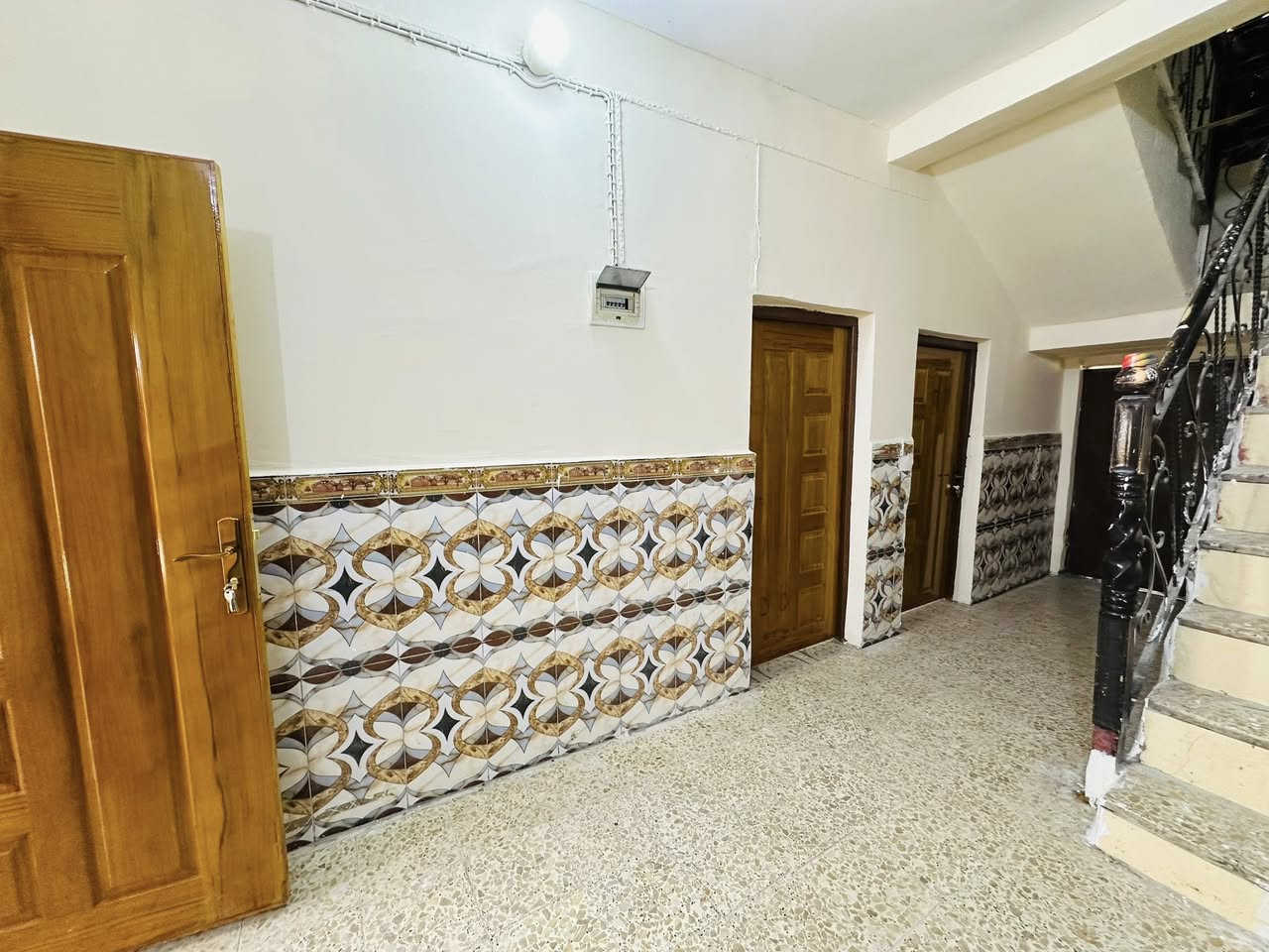 السلام عليكم
بيت للبيع بلسكان الصناعي 
قرب مركز الاسكان على ساحه وشارع12 متر
مساحه 150 بناء طابوك اعكاده يحتوي على3 غرف نوم
وصاله وستقبال ومطبخ وصحيات 
السعر خاص***********
