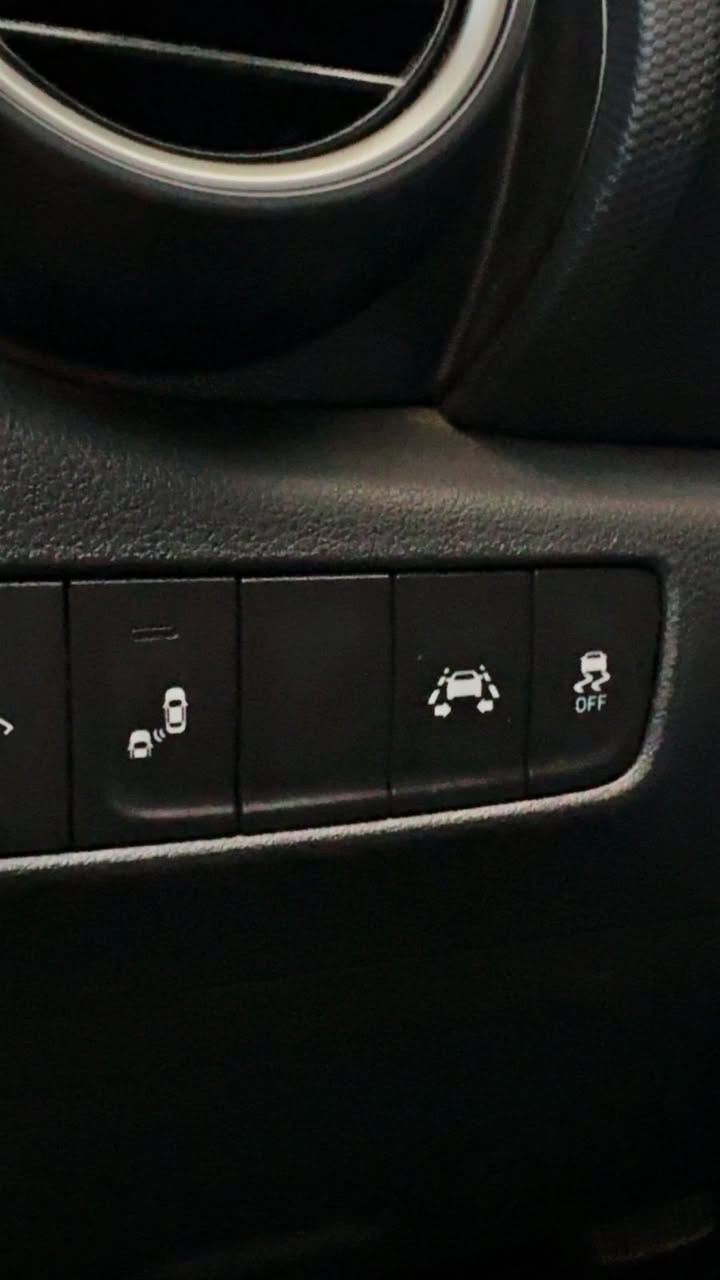 السلام عليكم 
للبيع هيونداي كونا 2020 أمريكي ضرر بسيط بدون تبديل بدون دواخل 
حادثها صبغ صندوق ودعامات فقط ليبل واحد 
فول مواصفات لمتد 
سلايد روف 
بصمه ابواب وتشغيل 
كشن كهرباء + تدفئة كشنات
محرك 2000 دوش ممفتوح وضع شركه 
تحديد مسار 
4 رادارات 
مانع تصادم 
كير 6 نمر سبورت 
شاشة كبيره كار بلي مع اندرويد 
ويل كب 17 بلادي
ماشية 40 الف حقيقي سياره جديده استخدام بسيط 
عنوانها بغداد الكرخ 
السعر 149 وبيها مجال بسيط
الاتصال ***********
