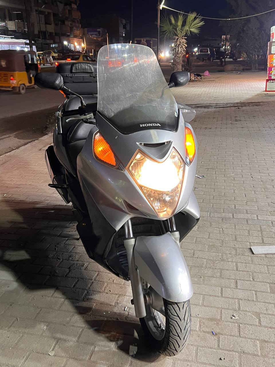 بسم الله الرحمان الرحيم
السلام عليكم ورحمة الله وبركاته 
سلفر ونج 600 للبيع مكفوله كفاله عامه 
 كفرات دراجه 80%
تاير امامي جديد باتري جديد 
كهرباياة كله شغاله ستان حساب 
بغداد مدينة الصدر 
سعر واحد 600
محتاج وريد ابيعه 
لتواصل رقم ***********
