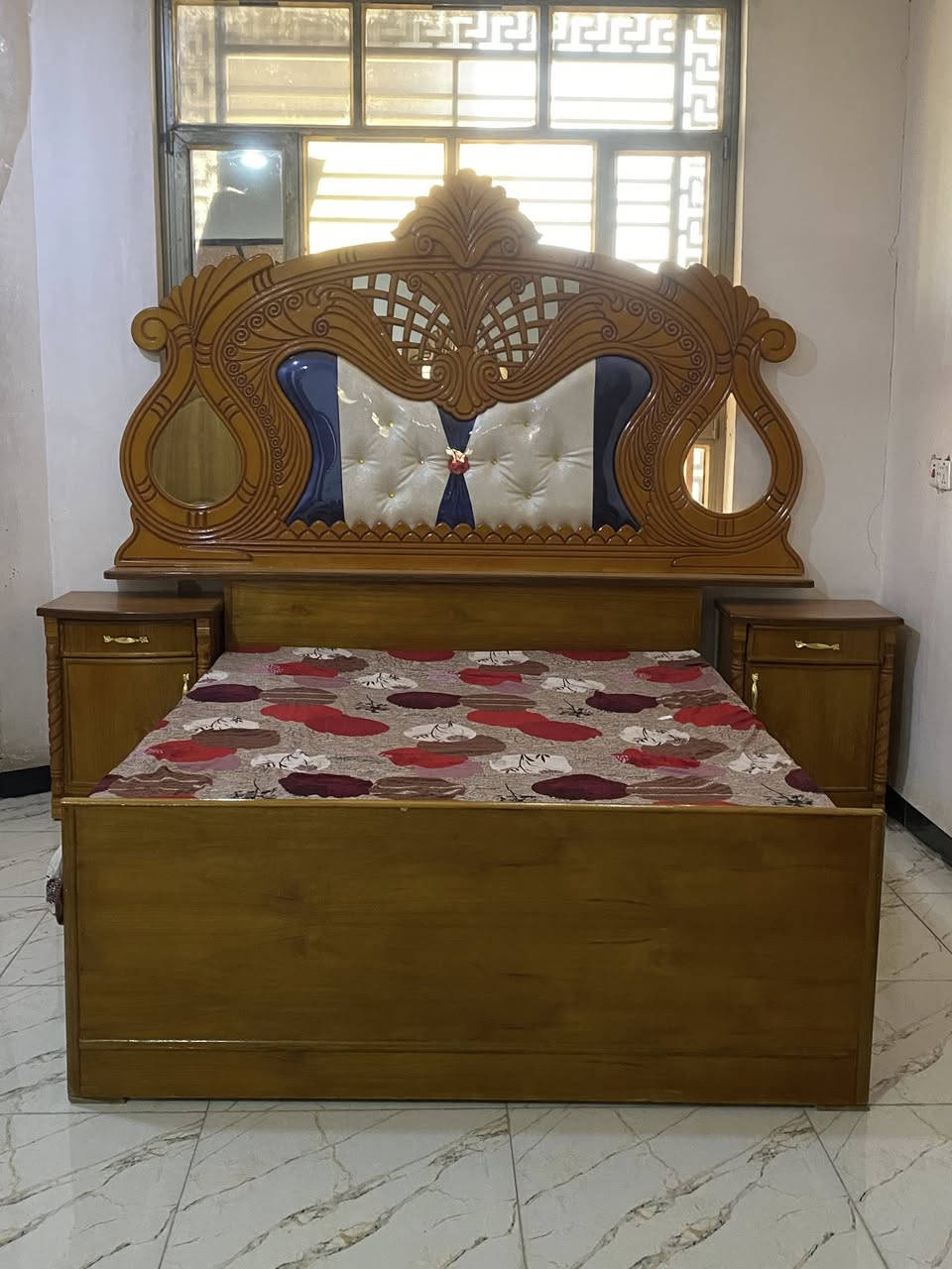 غرفة نوم للبيع خمس قطع
***********
