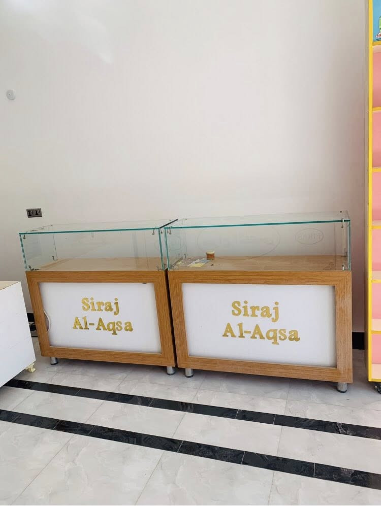 ديكور مكتب كما موضح بصور يرهم مكتب تلفونات و يرهم مكتبه النضافه ٩٠/١٠٠ مابي لا كسور ولا شي السعر ٨٠٠ وبي مجال مكاني هيت حي البكر موجود توصيل حسب الاتفاق ***********
