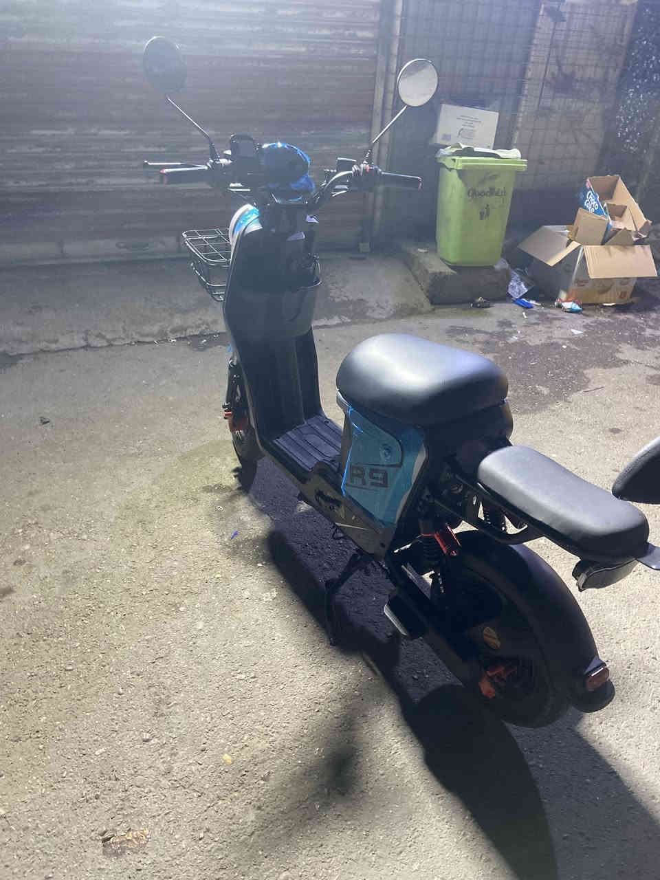 السلام عليكم للبيع ار 9 جديدة بل جيس وصل الشراء موجود 
قبل سبوع دراجة فول موصفات 

5 بطاريات كبار 
لايت زنون 
بريك امامي خلفي 
اشاير يمنة يسرة 
دبل إشارة 
نضام R(ترجع ليورة)
دراجة بعدهي جديدة وبلجيس رقمي *********** مكاني 
بغداد حي العامل
