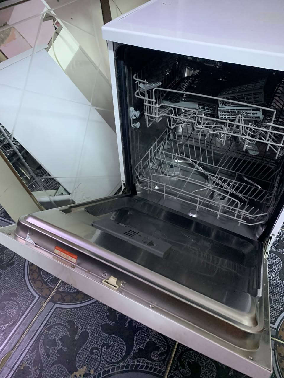 غساله مواعين. تشتغل بس بيها خلل مترش من فوك فقط. السعر ٦٠  عله وضعها ***********
