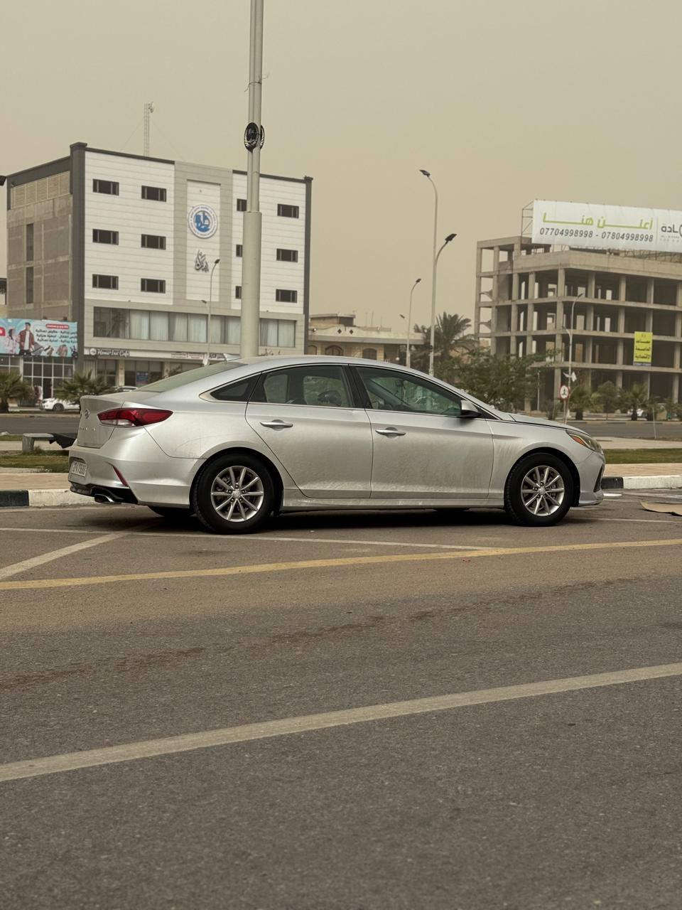السلام عليكم هونداي سوناتا ٢٠١٨ رقم دولي سنويه منتهيه صارله شهر  وارد امريكي كفاله عده بارد بل بنيد والجاملق بارد بصيط محرك ٢٤٠٠  مكينه وكير كفاله سياره جاهزه للخير مواصفات se ماشيه ٩٠ ميل سياره مال بيت ما متعوبه الشراي يتصل *********** مكانهه بصره جزيره البصرة, العراق
