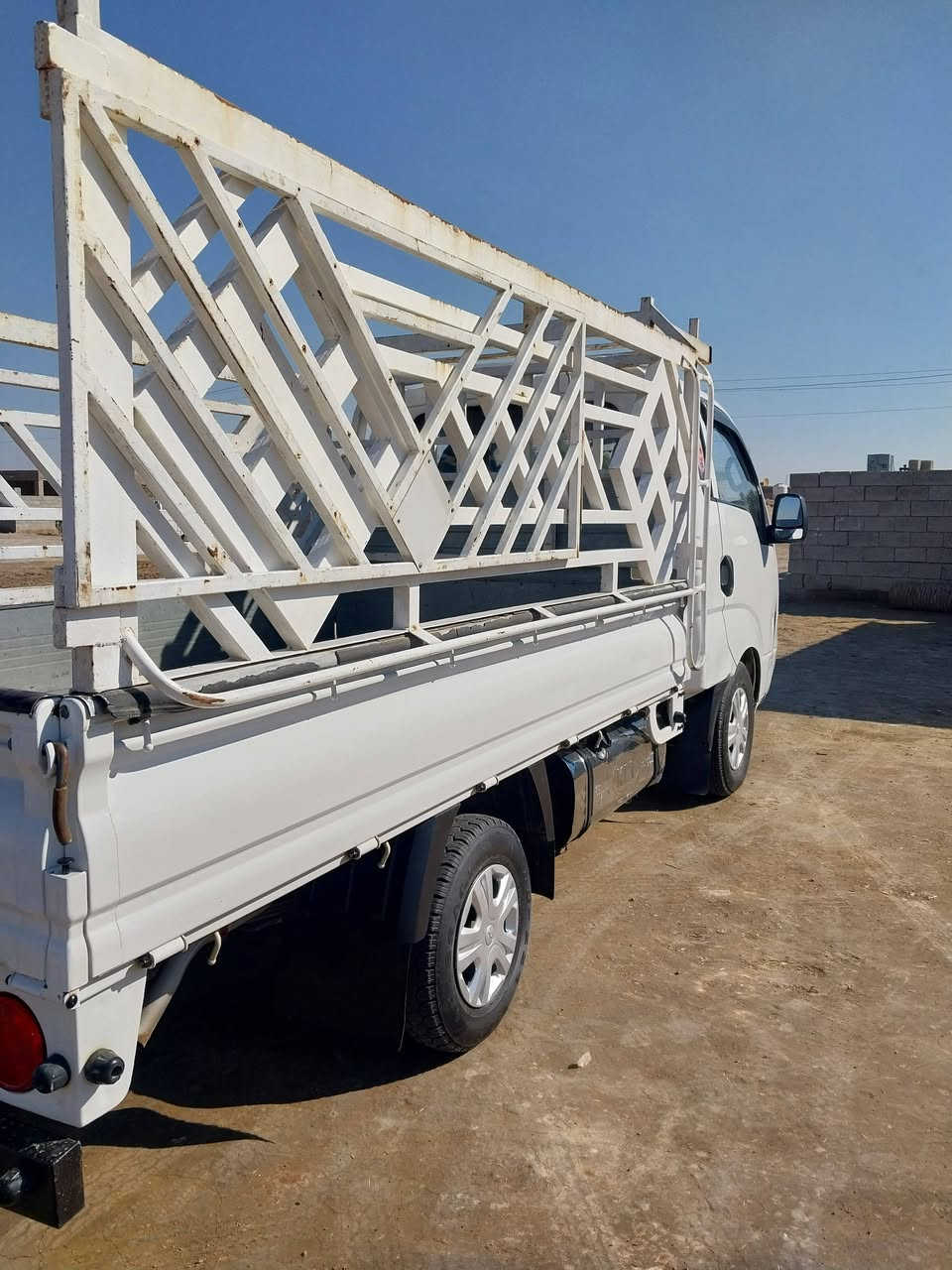 سلام عليكم سياره كيا حمل للبيع موديل 2015 سياره مكفوله كفاله عامه نضيفه وحلوه سنويه لنهايه 26 رقم واسط  مكاني واسط الستفسار ***********
