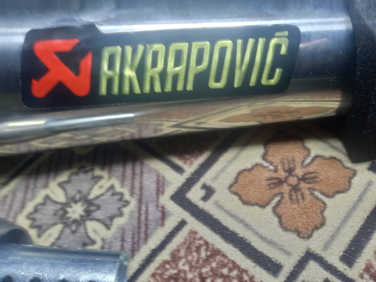 السلام وعليكم اگزوز بطح رياضي من شريكه معروفه akrapovlc/للبيع ما مستعمل جديد بل كرتون يجي هوه وملحقاته الي يريده بجي خاص وهاذ رقمي ***********
