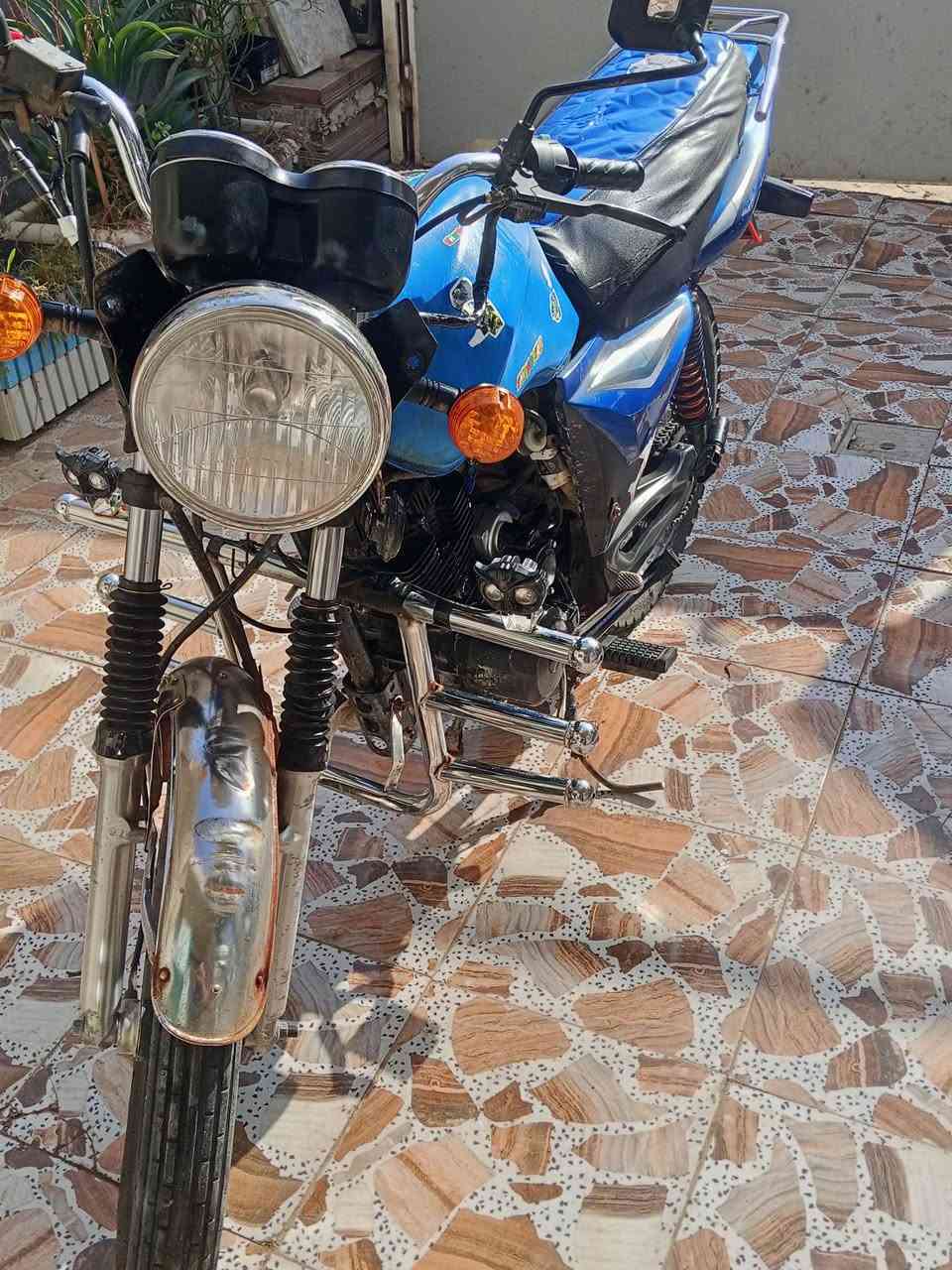 السلام عليكم دراجة سيام كوري 140 5 كير 1جوة و 4 فوك موديل 2017 دراجة خير من الله محرك وكير مكفول مثل ما واضح بالصور السعر 450 وبي مجال بسيط للتواصل مكاني بغداد شاطي التاجي ***********
