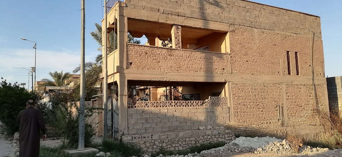 للبيع ...
دار : المساحة 256 متر بناء طابوق 
العنوان // حديثة الحي العسكري
الدار كما موضح بالصور
مكانه حلو 
شارع تجاري
محتويات الدار
الطابق الاول
ـــــــــــــــــــــــــــــ
استقبال
غرفة مقطوعه
موزع داخلي
مطبخ 
صحيات
الطابق الثاني 
ــــــــــــــــــــــــــــــــ
غرف عدد ( 2 ) 
صحيات
الاسطح عدد ( 2 )
شتايكر مماشي + بالكونه كبيرة مطله على الشارع العام
حديقة داخلية وخارجية 
السعر / 60 مليون 
للاستفسار : مراجعة المكتب او الاتصال على الارقام التالية ...
***********
***********
🌹🌹🌹🌹🌹🌹🌹
