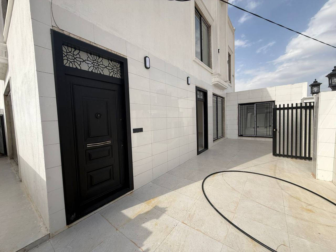 🔸سند طابو يتسجل بإسم اي عراقي
📍أربيل-بيت للبيع حي 8حساروك قرب شارع كورنيش 
➖مساحة 150M طابقين ركن
يتكون⤵️
➖4غرف نوم 
➖استقبال-صاله-مطبخ-مجموعه صحيات-كراج

***********
***********
**************
في حال لم يتوافق العقار مع رغبتكم او لم يكن بقدر امكانيتكم زوروا موقعنا على تلكرام للتصفح على اكثر عدد من العقارات المتوفرة•https://t.me/mohamedaqarat1
