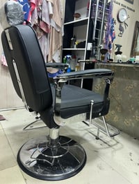 عندي غراض محل حلاقه للبيع كراسي عدد 2 مري عدد 2 ميز بسعر مناسب ‭‭0770 ...