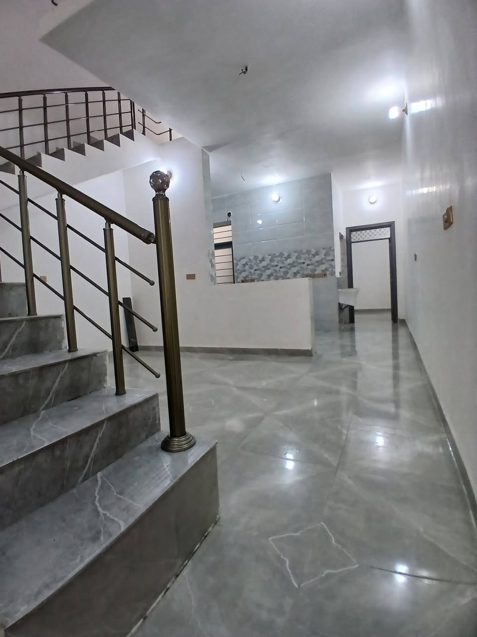 على بركه الله بيت للبيع دوانم المعمل مساحه ١٠٠متر طابقين يتكون ٢غرف نوم شغل كلش حلو قرب جامع المحمود للاستفسار اكثر اتصل على *********** او مراجعة مكتب زمزم
