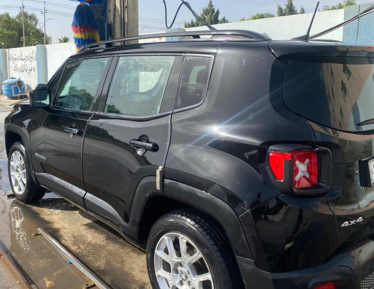 سلام عليكم ورحمة الله ؛
جيب رنيكيد 2019, 

للبيع بسرعة — Jeep Renegade Sport 2019
لون أسود — محرك 2400cc

سيارة نظيفة وعملية جداً، مناسبة للاستخدام اليومي والسفر، بحجم SUV مدمج وسهلة القيادة.
المحرك 2.4 لتر اقتصادي وقوي بالنسبة لحجم السيارة

المواصفات:

جيب رنيكيد موديل 2019 دفع رباعي 4x4 
محرك 2400cc بنزين
لون أسود مميز
گير أوتوماتيك
تصميم SUV مرتفع وعملي
صرفية وقود زينه مقارنة بحجم السيارة
مقصورة مريحة ورؤية ممتازة
كاميرا خلفية
شاشة / نظام كارپلي 
بلوتوث و USB
تبريد بارد
شبابيك ومرايا كهرباء
مثبت سرعة
أنظمة أمان: ABS، مانع انزلاق، ثبات إلكتروني، إيرباگات كلها سليمه

سيارة شبابية، قوية الشكل،

العداد: [١٣٠ الف]
الحالة: [كلير امريكا حادثها جاملغ خلفي في العراق بدون اي ايرباگ]
السعر: [١١٥٠٠$]

السيارة جاهزة للفحص، والبيع لأقرب سعر مناسب.
للجادين فقط، التواصل على الخاص أو الاتصال: [***********]
