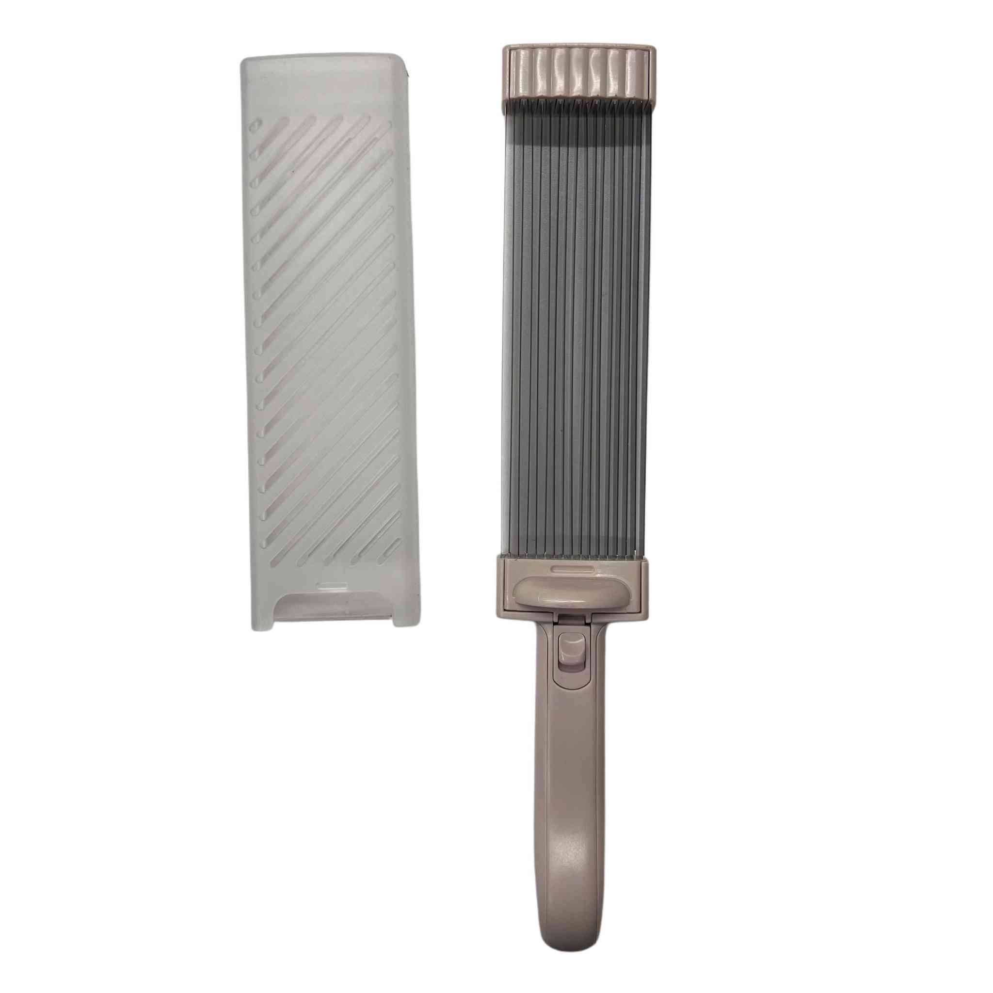 قطّاعة اللحم الطازج متعددة الشفرات – Fresh Meat Slicer

أداة مطبخ مخصّصة لتقطيع اللحم الطازج بسرعة وبشكل متساوٍ، مصممة للاستخدام اليدوي السهل داخل المطبخ.

• مخصّصة لتقطيع اللحم الطازج (Fresh Meat)

• تقطيع سريع بعدة شرائح في ضغطة واحدة (حتى 18 قطعة في القطع الواحد)

• تصميم متعدد الشفرات بزاوية حادة 8°

• إمكانية الحصول على أشكال تقطيع مختلفة حسب الاستخدام

• تثبيت قوي بواسطة قاعدة شفط للاستخدام الآمن

• تشغيل يدوي بدون حاجة للكهرباء

• الاستخدام: تقطيع اللحم الطازج، التقطيع، الفرم
• عدد القطع في القطع الواحد: 18 قطعة
• زاوية حافة الشفرات: 8°
• سماكة التقطيع:
 • 4 مم شرائح
 • 4 مم شرائط سميكة
 • 2 مم شرائح رفيعة
• الخامة:
 • الجسم: ABS
 • الشفرات: ستانلس ستيل 420
• التثبيت: قاعدة شفط (Suction Base)
• طريقة التشغيل: يدوي

محتويات العلبة
• قاعدة تقطيع (Knife Bank)
• حامل السكاكين
• وحدة الشفرات
• غطاء الشفرات
• فرشاة تنظيف بغداد, العراق


**إذا كنت صاحب هذا الإعلان وتريد حذفه لأي سبب، رجاءا أرسل رسالة إلى الدعم الفني**