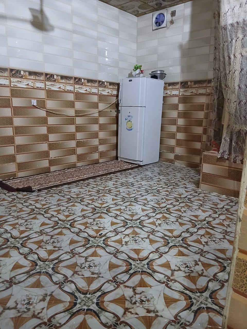 بيت مساحه 200 طابق واحد حي الشرطه الصوب الصغير
بضهر المدرسة قريب عل محل شهيد السعر 97 بيه مجال 
ويرهم على المبادره 
تفاصيل البيت غرفتين وصاله واستقبال ومطبخ 
الانتصال 
***********
