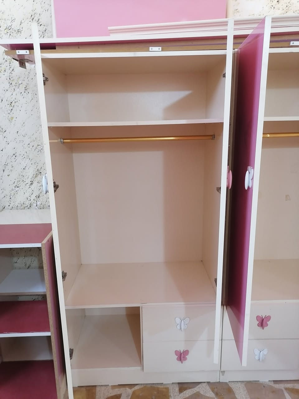 غرفه بناتي سرير عدد 2 كنتور عدد 2 كومدي عدد 2 مع ميز توليت عنوان زانكو99 تلفون اتصال واتساب فايبر ***********
