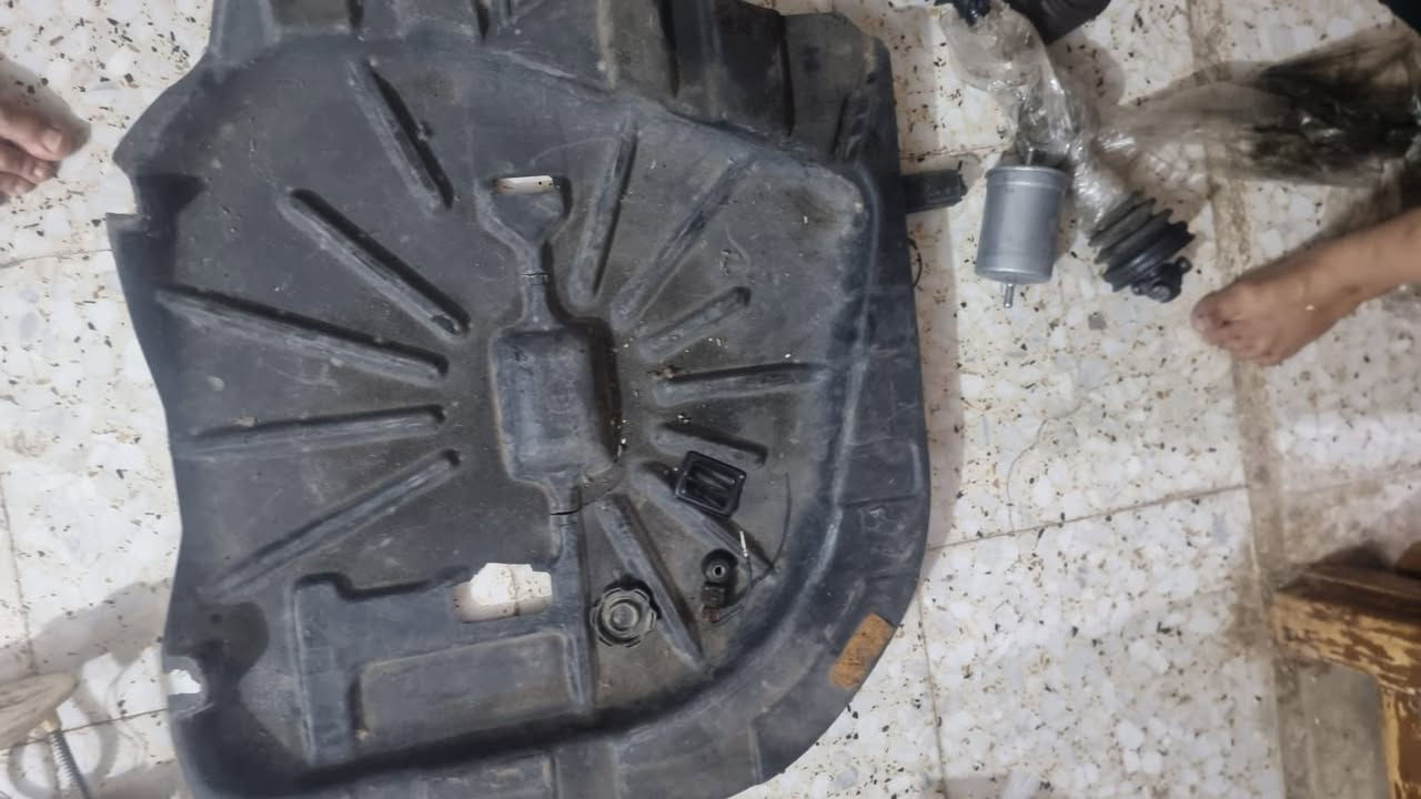 السلام عليكم
غراض سوبارو امبريزا ٢٠٠٣ للبيع قيم واخذ 

***********

