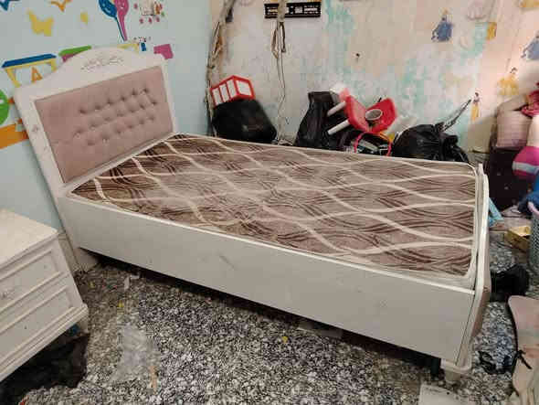 السلام عليكم غرفه ام نفر واحد خمس قطع  للبيعب
سعر ٤٠٠ الف بيه مجال قليل الغرفه احله من الصوره نظيفه بس عليه تراب
للاستفسار ***********
