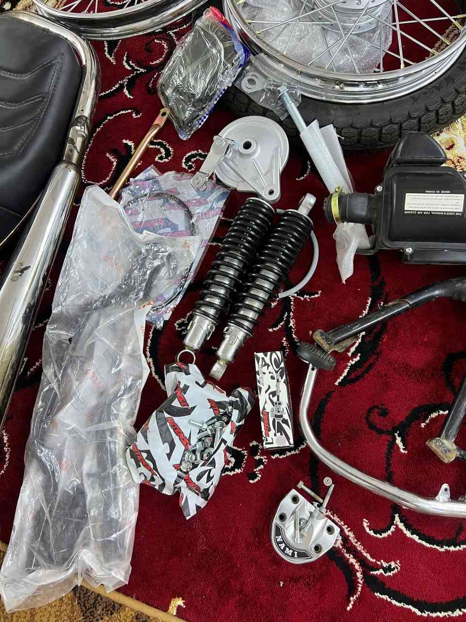 سلام عليكم غراض للبيع قيم واخذ مكاني ديوانيه
#ويل خلفي انتنس اصلي وتايره وجوبه وتفرعاته جاهز بعده جديد ممستعمل 
#ويل امامي بلاد اصلي
ويل حربي سيم عدل اصلي هوا وتايره كامل 
#تانكي اصلي بلاد 
#كشن دبل قاعده اصلي 
#دبلات دايون اصلي 
#كزوز ابو نجمه اصلي وصوته رعيده
#سكان دايون جديد 
#شوته
#ستان نص 
#دواسه بريك 
#براغي تعميره كامله 
#دواسه مال مكينه بعده جديد
واكو بعد نواعمم بصيطه... اذا مو شراي لاتعبتي 
ولحد يصير شاطر ترا كلمن وسعره معروفات. 😉💕


**إذا كنت صاحب هذا الإعلان وتريد حذفه لأي سبب، رجاءا أرسل رسالة إلى الدعم الفني**