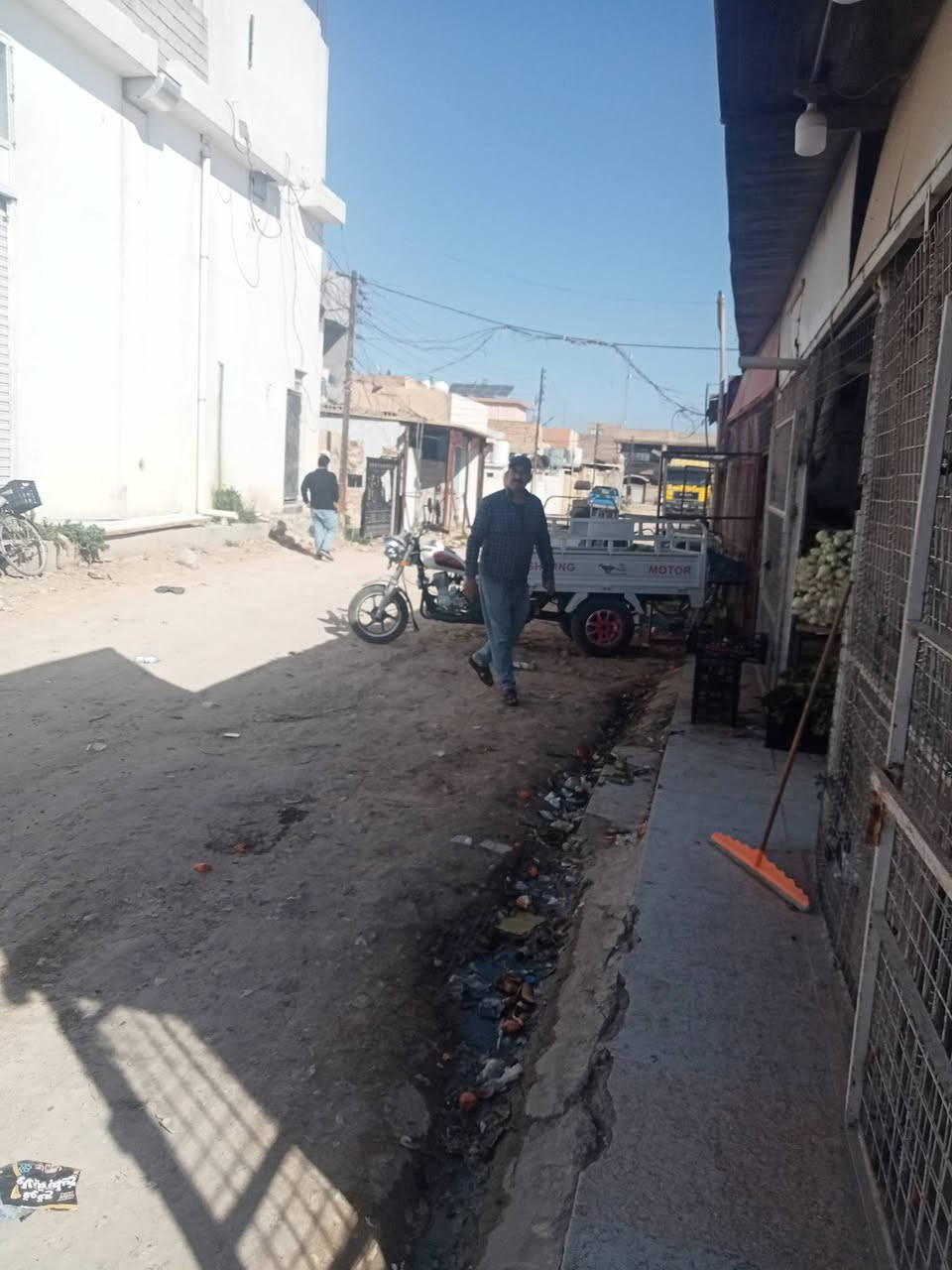 فرصة للاستثمار دار للبيع في حي الخضراء مساحة 240 الواجهة 12 النزال 20 بنص السوك عن الشارع العام 40 متر تقريبا مقابل قاعة اتهام للمناسبات قرب محلات الجملة والبقالة موقع ممتاز للاتصال 
***********
