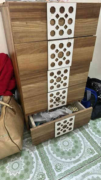 غرفه تركي مابيه اي عيب نضيفه سعر 450 الف وبيه مجال بصيط 
العنوان. الخضر شارع جياشي محلات ال رشيد ***********
