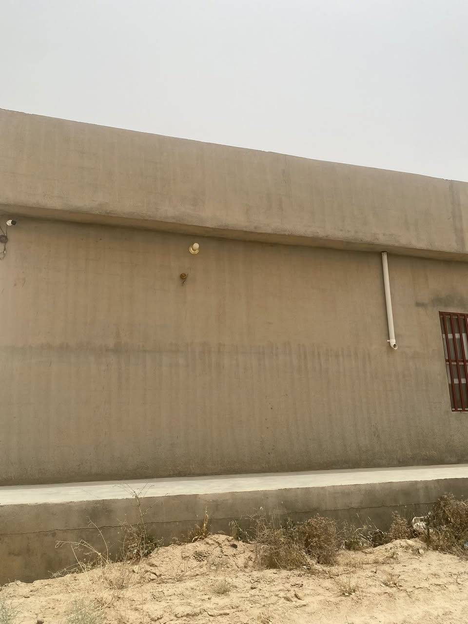 بيت للبيع السعر 40 مليون وحيل حيل بي مجال تخفيض للطيبين مساحة الأرض 1 دونم ومساحة البيت 150 متر يتكون من ديوانية إستقبال ربعة 7  ب 5 متر وصالة هول 7 ب 4 متر وموزع ممر 4 ب 3 متر ومطبخ 5 ب 4 متر وغرفة 5 ب 5 متر وبيتونة على السطح 7 ب 4 متر ملاحظة البيت مفروش مؤثث أثاث كامل جاهز للسكن فوراً وقت الشراء أثاث كامل بكل غرفة مروحة ومبردة ودفاية صوبة وغسالة أوتماتيكية آلية وثلاجة براد بحجم 18 قدم وفريز مجمدة ضخمة حجم 16 قدم البيت واصله خط كهرباء وطني و مولد و واصله خط ماي عنوان البيت صلاح الدين الشرقاط الساحل الأيمن مفرق الشرقاط على الشارع العام يبعد عن جامعة الشرقاط الجديدة 5 دقائق يعني يفيد للإستثمار موقع البيت على شارع عام وقريب من الجامعة 
ويبعد عن سوق الشرقاط 10 دقائق 

ومحل للبيع بسعر 40 مليون وحيل حيل بي مجال تخفيض للطيبين 
مساحة المحل 5 ب 5 متر و عنوان المحل الشرقاط السوق الچبير الجوة ب عمارة البدراني قيصرية العطارين 
ملاحظة سوينا عرض لليشتري البيت والمحل تخفيض يصل ل 20 مليون يعني يصير سعر البيت 30 مليون وسعر المحل 30 مليون 

للحجز والاستفسار إتصل 

 ***********
